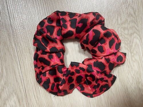 Scrunchie in Red Leopard